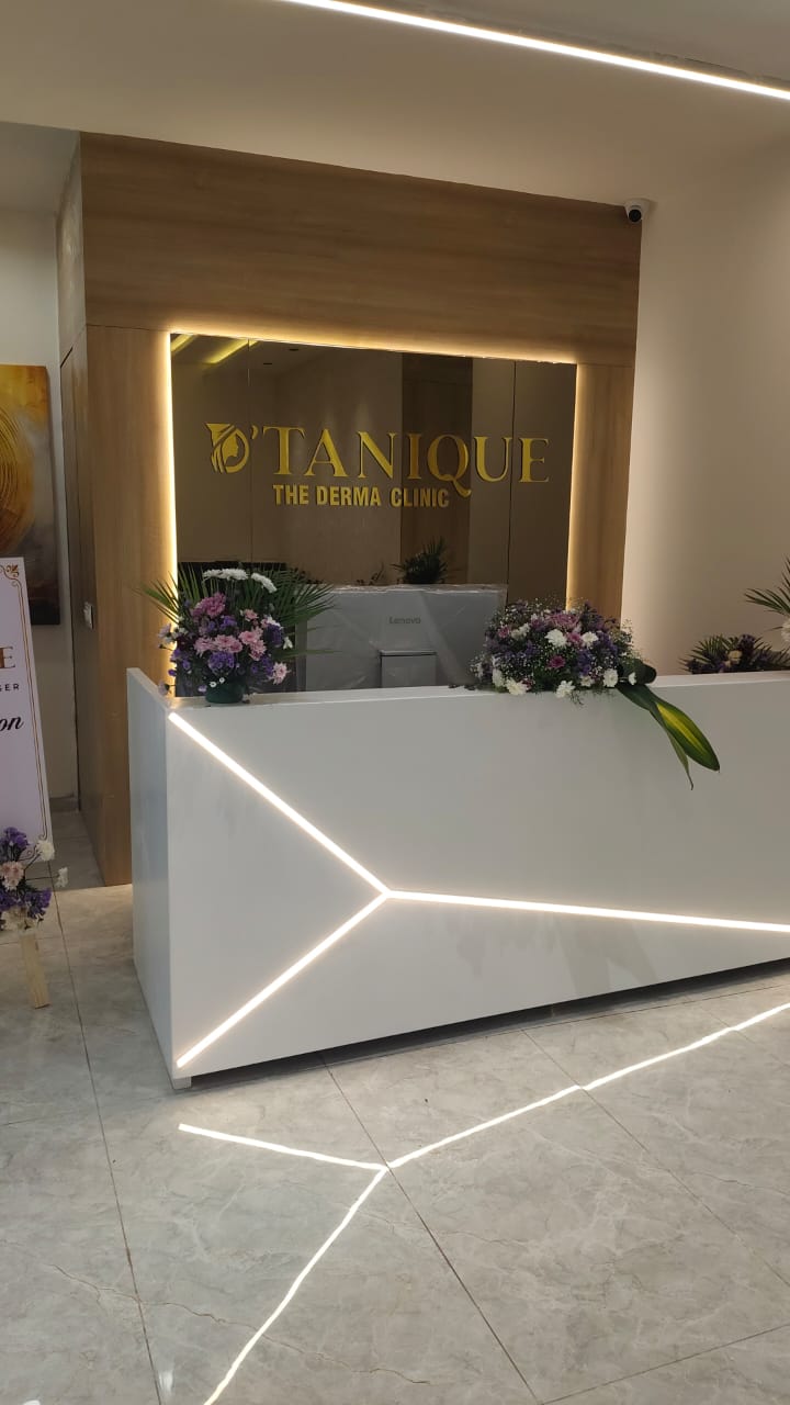 D'Tanique reception desk
